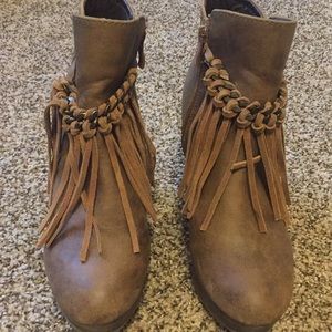 ⭐️ 2 for 15 ⭐️Fringe ankle boots
